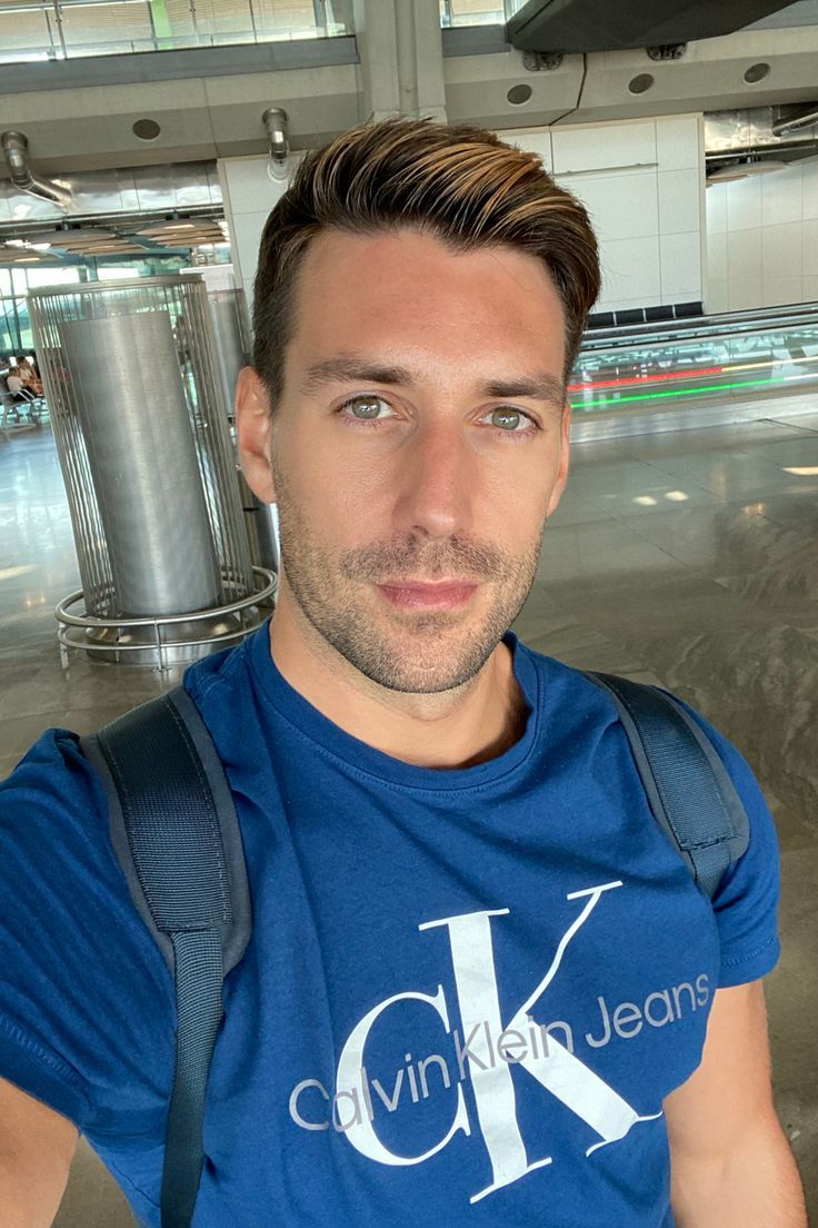 files/Selfie_at_the_airport.jpg